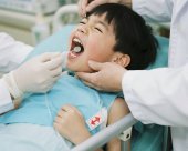 幼兒誤吞電池10小時，造成不可逆的食道腐蝕穿孔